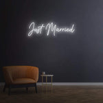 Just Married LED neon sign in white – elegant wall decor for weddings or events, perfect for creating a romantic and unforgettable ambiance.