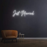 Just Married LED neon sign in white – elegant wall decor for weddings or events, perfect for creating a romantic and unforgettable ambiance.
